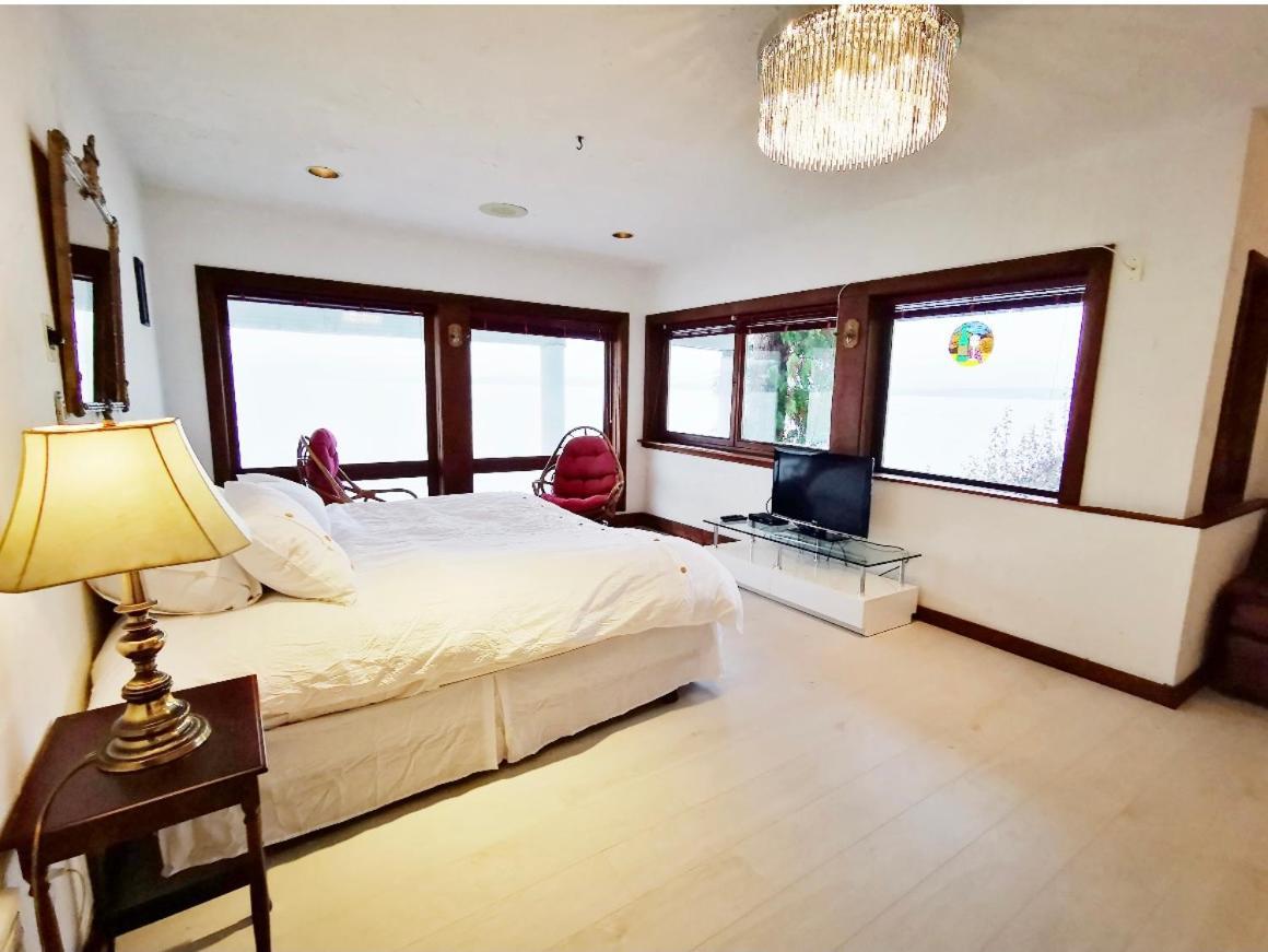 Walkon Waterfront Castle Cove Inn Chemainus Bagian luar foto