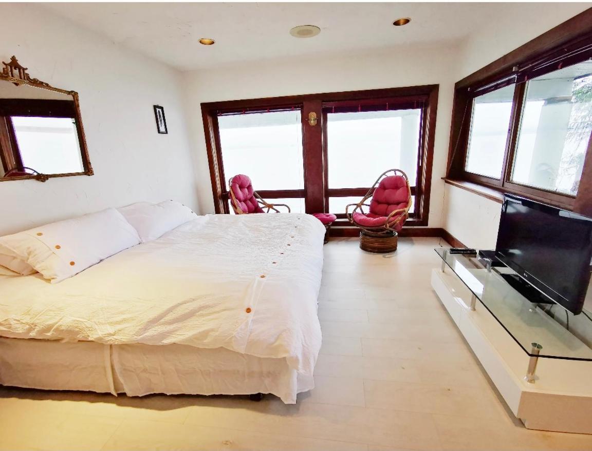 Walkon Waterfront Castle Cove Inn Chemainus Bagian luar foto