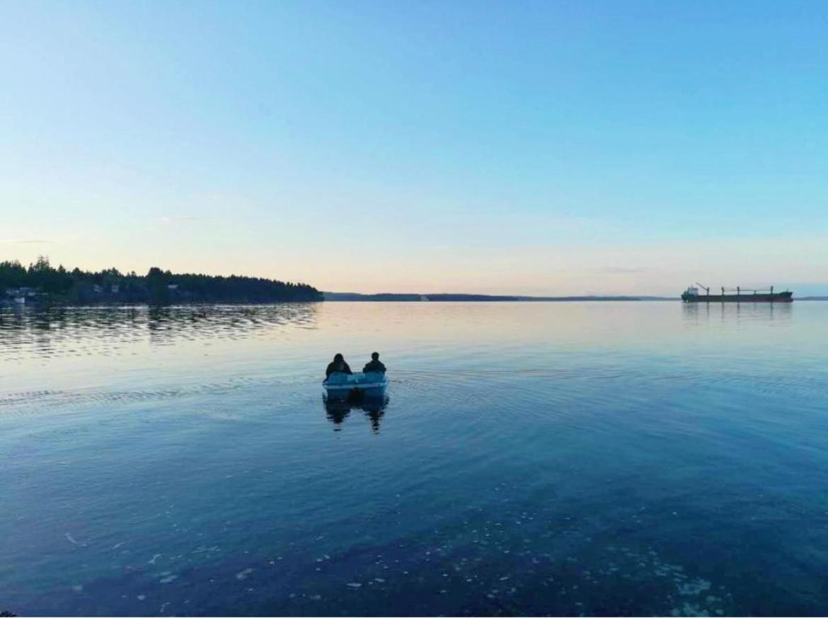 Walkon Waterfront Castle Cove Inn Chemainus Bagian luar foto