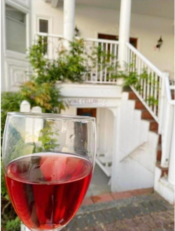 Walkon Waterfront Castle Cove Inn Chemainus Bagian luar foto